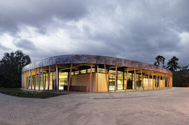 Centro Deportivo en Schuldorf Bergstrasse / Loewer + Partner Architekten