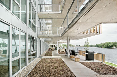 水界天桥住宅楼 / LOVE architecture and urbanism
