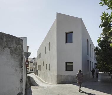 Edificio residencial en el Campo de la Verdad / Laguillo Arquitectos + Cayuela Marqués Arquitectos