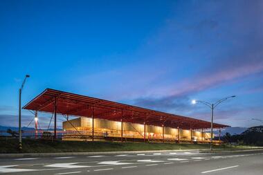 Gallery of Control and Operations Center / El Equipo Mazzanti  - 11