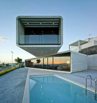 Casa Cruzada / Clavel Arquitectos
