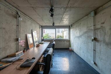 Instalaciones a la vista: 15 ejemplos de aplicaciones en espacios interiores de la casa
