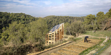 Estudiantes construyen un prototipo de invernadero ecológico, autosuficiente y escalable en Barcelona 