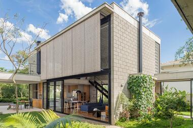 Casa con patio para dos niños / Shieh Arquitetos Associados