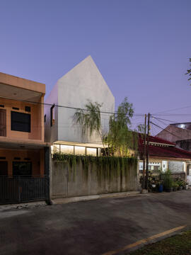 Gallery of RumaDuaBata House / Studio Nadi  - 8