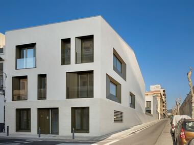 Conjunto plurifamiliar en el centro histórico de Premià de Mar / inAflat arquitectura
