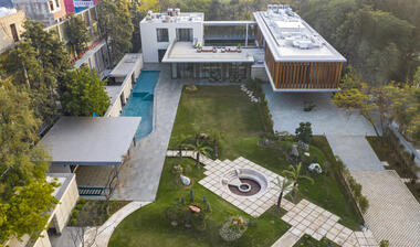 Gallery of Hyde Park Farmhouse / Studio Lotus  - 11