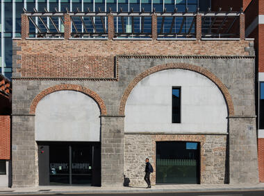 Hanging Gardens Office Building / Carr Cotter & Naessens + Denis Byrne Architects
