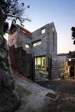 Blooming House with Wild Flowers / studio_GAON