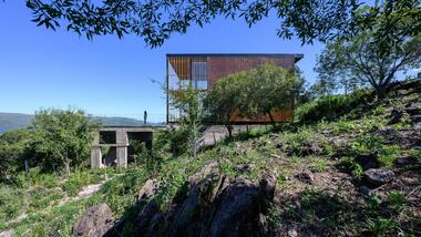 Casa bioclimática em Villa Parque Siquiman / APS/ Pablo Senmartin arquitectos