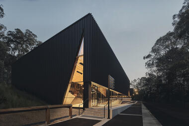 Centro de visitantes de Puffing Billy Lakeside / TERROIR