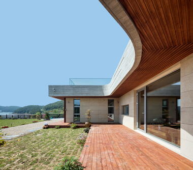 House in Mt. Dongmang  / 2m2 architects