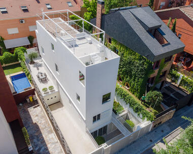 Greyhound House  / Murado & Elvira