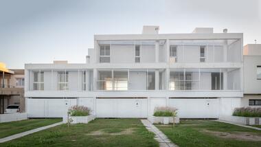 Galería de Tres casas y un algarrobo / BALDIO ARQUITECTURA  - 1