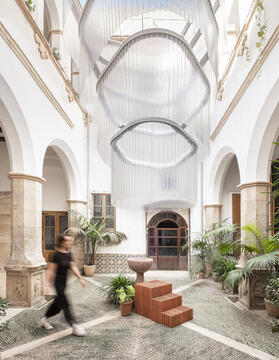 Lucerna: Una lámpara monumental en el monasterio de la Purissima Concepció de Tortosa