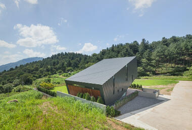 Leaning House  / PRAUD