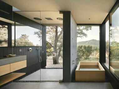 Saneamento em casas modernas: 12 projetos que exploram diferentes layouts e tipologias de banheiros