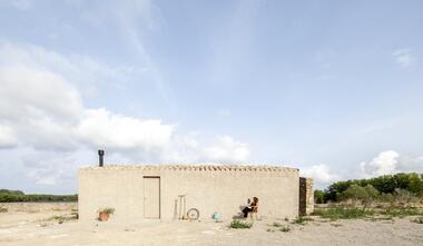 Galería de Al abrigo de un muro / Agora Arquitectura  - 1