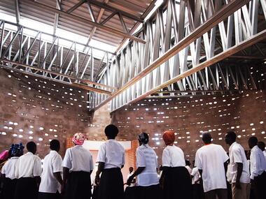 Salón comunitario iglesia rural Malawi  / Architecture for a Change 
