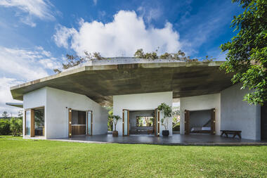 House In Nakijin / Studio Cochi Architects