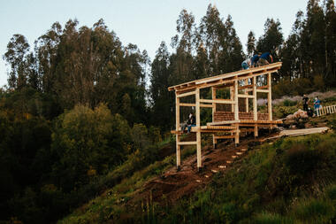 Estudiantes de arquitectura construyen mirador a través de ensambles de madera y la reutilización de adobe en Guarilihue, Chile