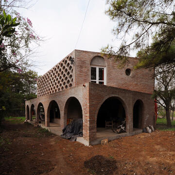 Theater En la Orilla / Estudio Arzubialde