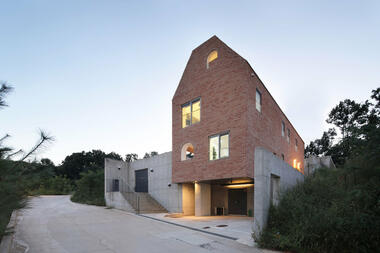 齐柏林飞艇之家 / SOBO architects