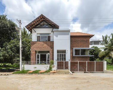 Rosary House / De Square