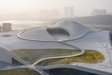 Museo de Arte Qintai / Atelier Deshaus
