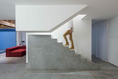 Mixtura en las circulaciones: escaleras que integran múltiples materiales