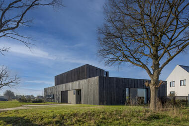 Silky Black House / Joris Verhoeven Architectuur