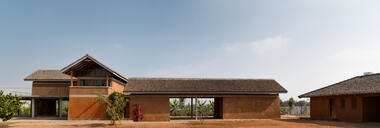 Casa de Tierra y Piedra / STUDIO MOTLEY