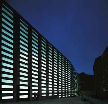 拉佩尼亚综合体育馆 / Coll-Barreu Arquitectos