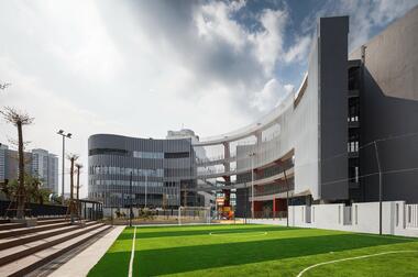 实现家长专用通道，越南河内杜威学校 / 1+1>2 Architects