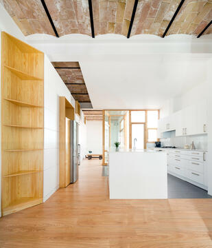Apartment and Courtyard in Barcelona  / CAVAA arquitectes
