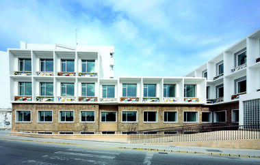Rehabilitación antiguo ambulatorio Hermanos Lalhué / EDDEA