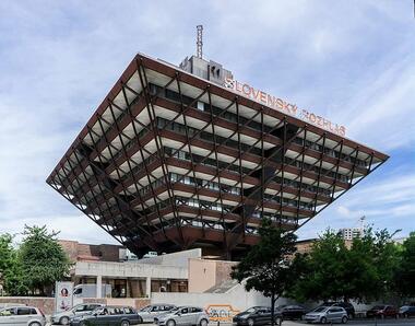 Gallery of 10 Contemporary Buildings Inspired by the Egyptian Pyramid Typology  - 3
