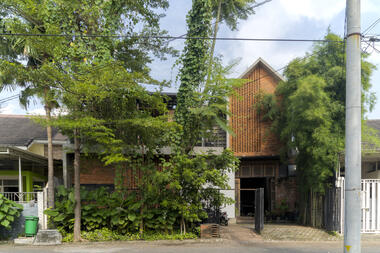 Biophilic Office / Andyrahman Architect