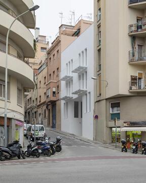 Edificio residencial Praga / ARQUITECTURA-G