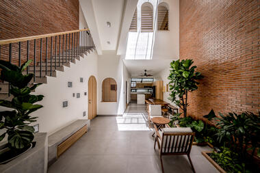 Tropical Townhouse / Dat Thu Design and Construction