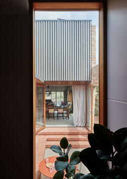 Gallery of West Bend House / MRTN Architects  - 28
