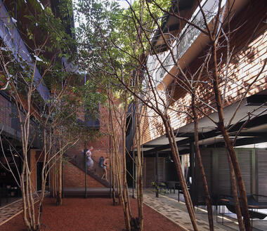 埃拉酒店烧烤小馆  / KNG Architects
