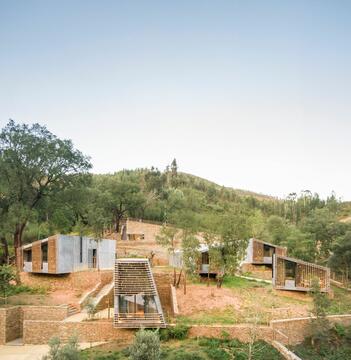Paradinha  11 Cabins in the Woods / SUMMARY