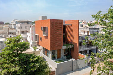 Gallery of The Floating Courtyard House / TRAANSPACE  - 1