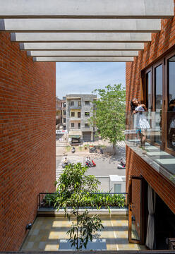 Gallery of The Floating Courtyard House / TRAANSPACE  - 10