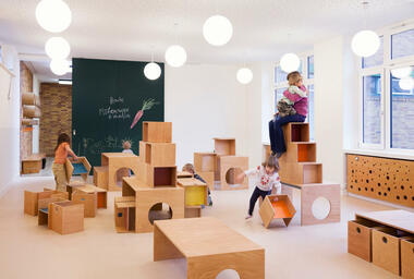 Explorando el diseño infantil: Camas, sillas y mesas en miniatura