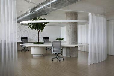 O minimalismo em 10 ambientes brasileiros contemporâneos