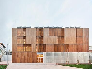 CLT木被动式建筑，Trinitat Vella 社区生活中心 / Haz arquitectura