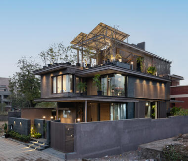 Gallery of Govardhan Villa / Amruta Daulatabadkar Architects adaa  - 1