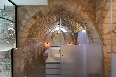 Galería de Casa Vertical de Piedra / HENKIN SHAVIT Architecture & Design  - 4